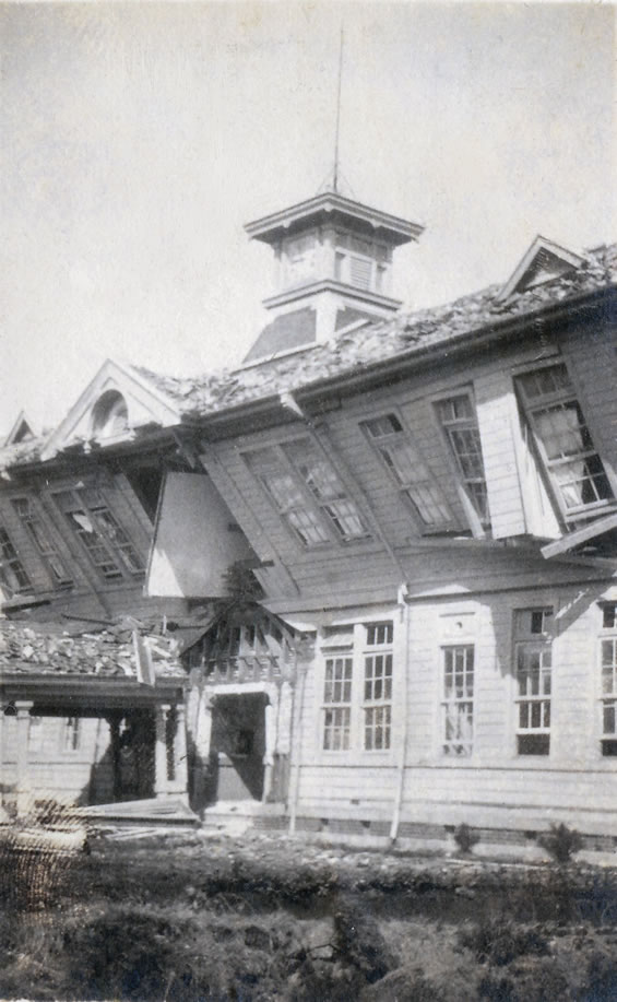 震災で倒壊した2代目校舎